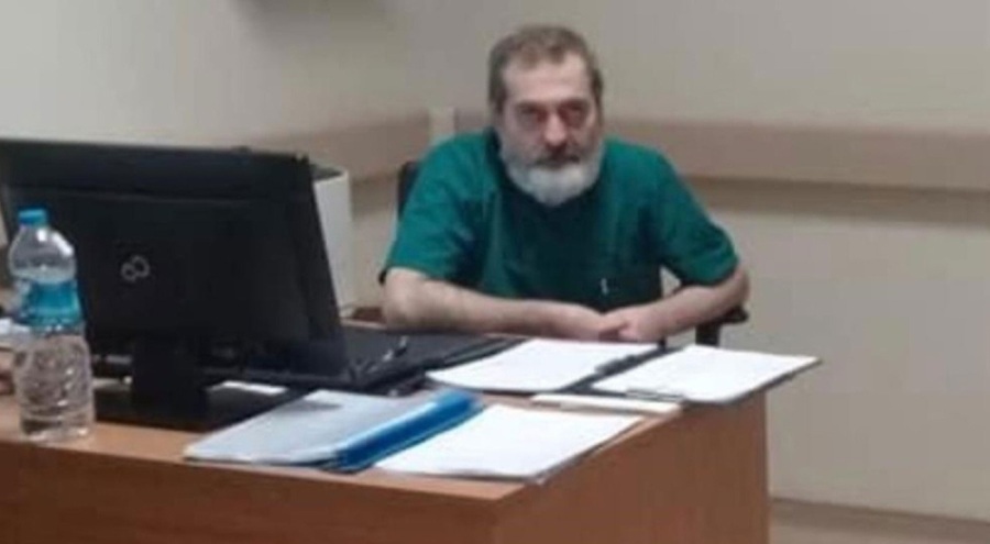 Hasta yakınının darbettiği doktor acile kaldırıldı!