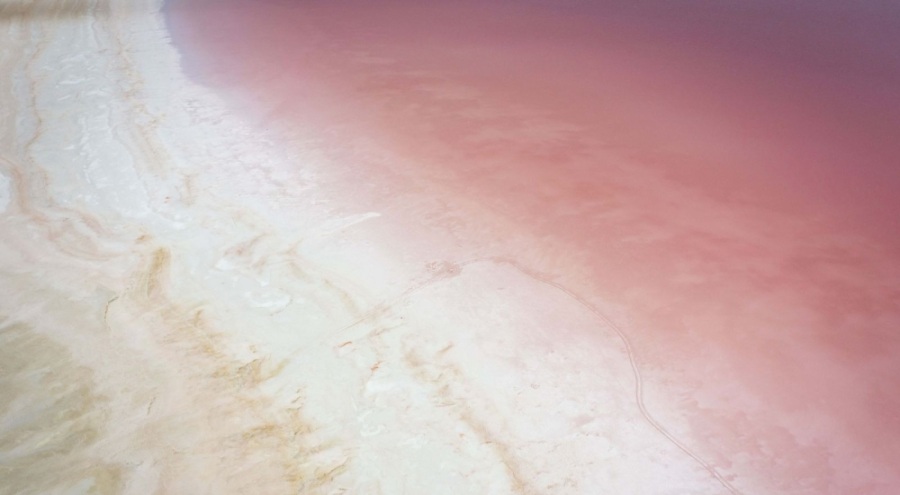 Tuz Gölü'ndeki renk değişimi görenleri büyüledi