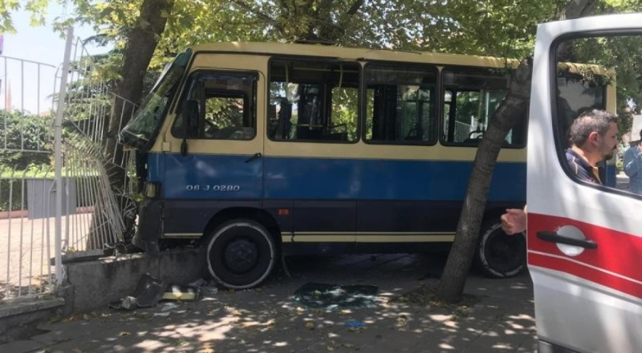 Ankara'da freni boşalan dolmuş site korkuluklarına çarptı! 6 yaralı