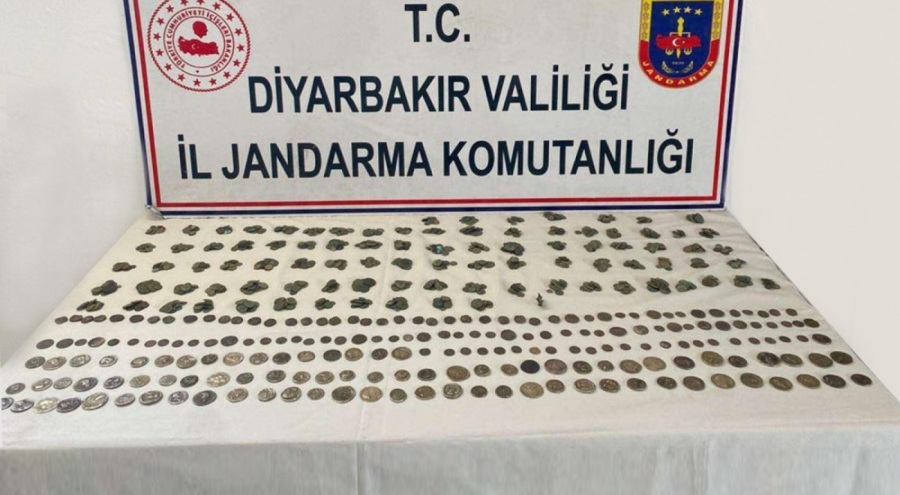 Diyarbakır'da tarihi sikkeleri 200 bin dolara satmaya çalışırken yakalandılar