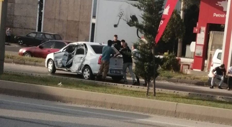 Bursa'da servis minibüsü ile otomobil birbirine girdi!
