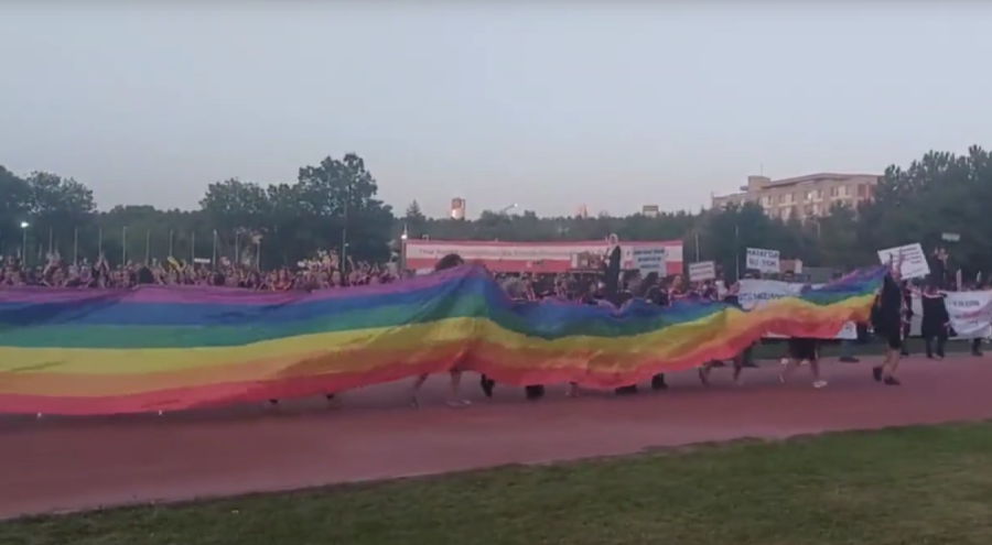 ODTÜ'lü öğrenciler mezuniyet töreninde LGBTİ+ bayrağı açtı