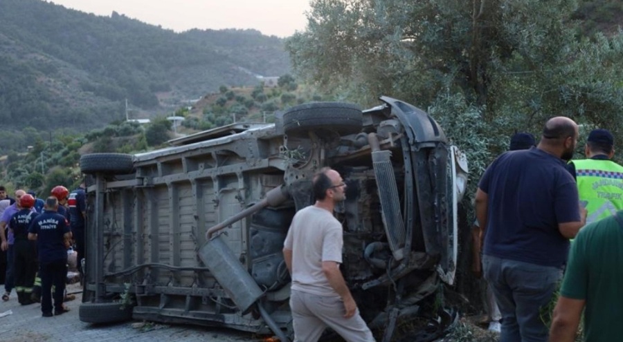 Manisa'da korkunç kaza: Öğrencileri taşıyan minibüs şarampole devrildi!
