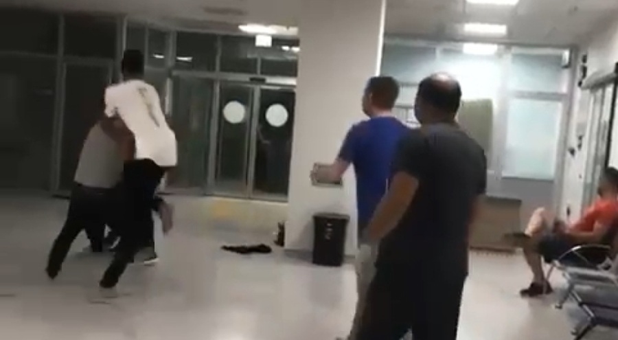 Bursa'da hastanede yumruklar havada uçuştu!