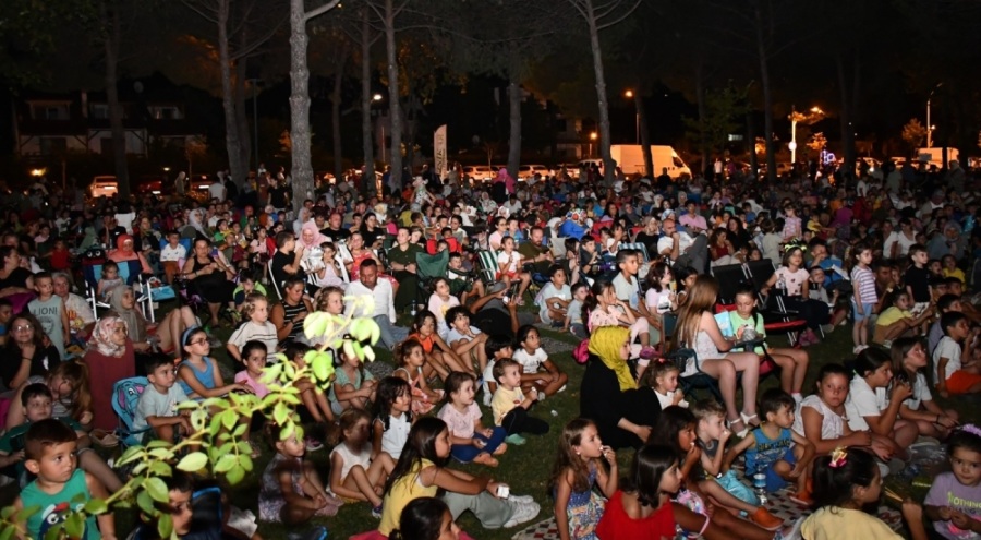İznik'te açık hava sinemasına miniklerden yoğun ilgi