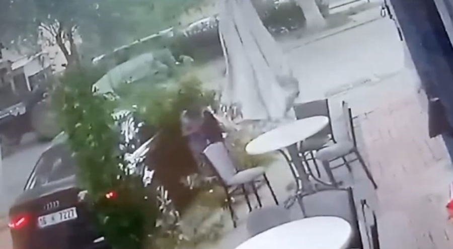 Bursa İznik'te fırtınada kopan ağaç tehlike saçtı!