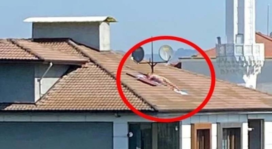Çatıda çıplak hâlde güneşlenen kişi apartmanın sahibi çıktı