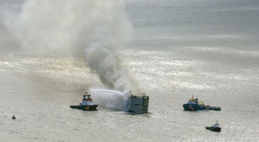 Hollanda'da yanan kargo gemisi hala söndürülemedi!