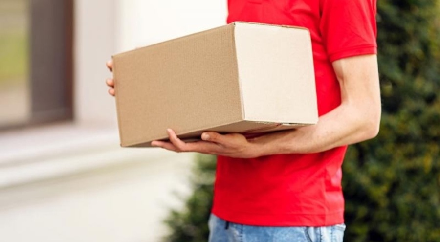 Kargoları araca fırlatarak yükleyen 3 personel işten çıkarıldı!