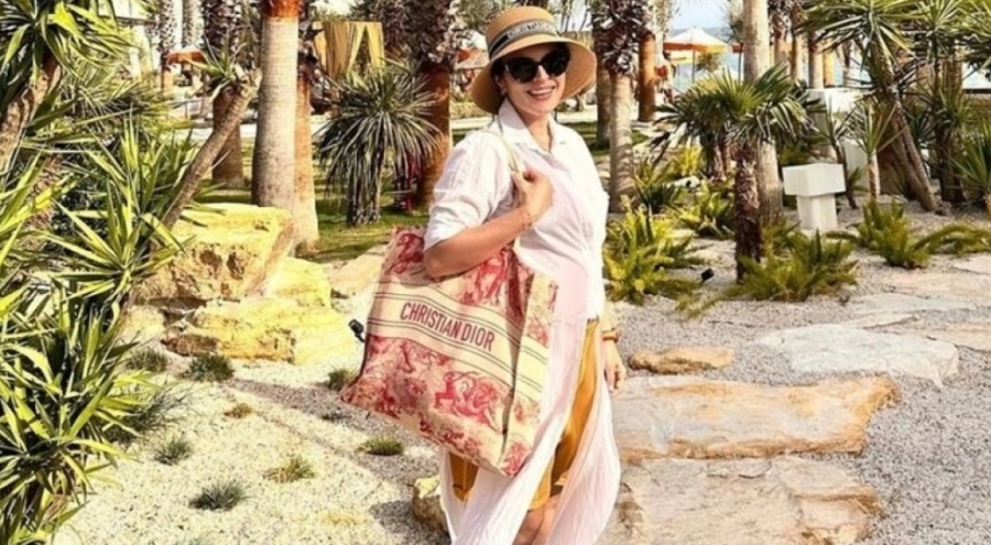 Ezgi Mola'dan karnı burnunda pozlar