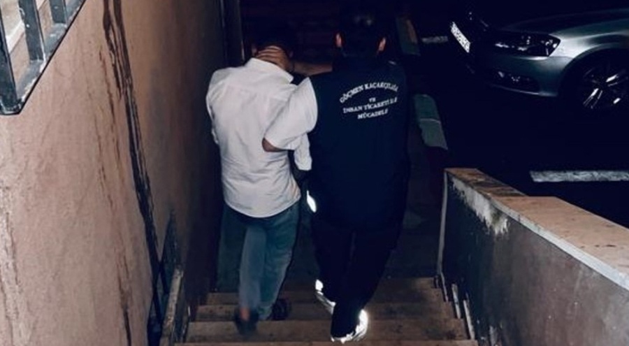 Kocaeli'de şüpheli araçtan 8 kaçak göçmen çıktı