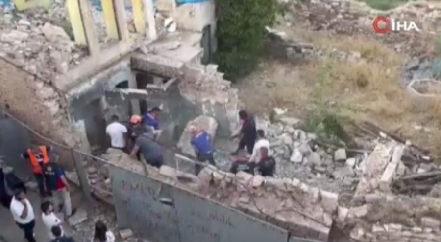 Kilis'te ağır hasarlı bina çöktü! 3 kişi enkaz altında kaldı