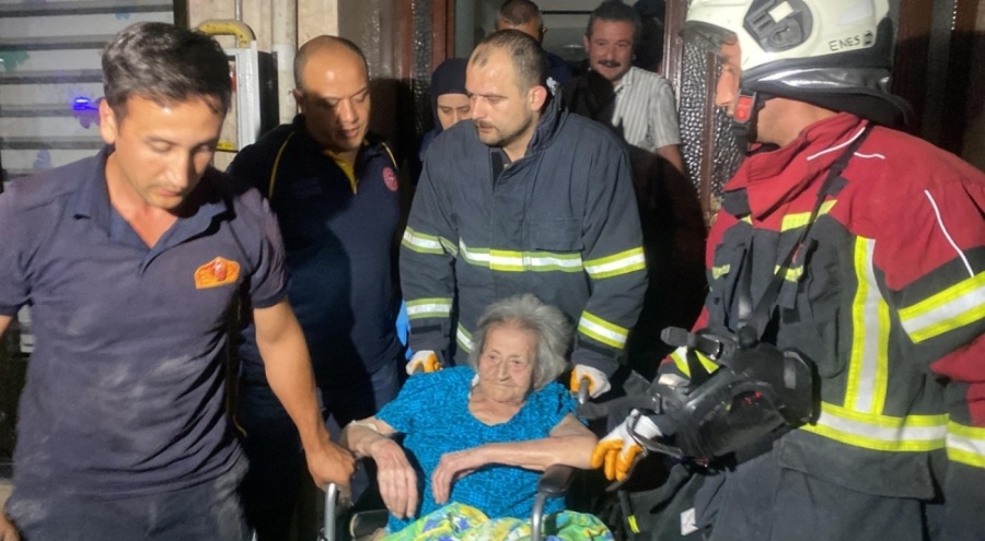Uşak'ta yangın! 92 yaşındaki kadın hastaneye kaldırıldı