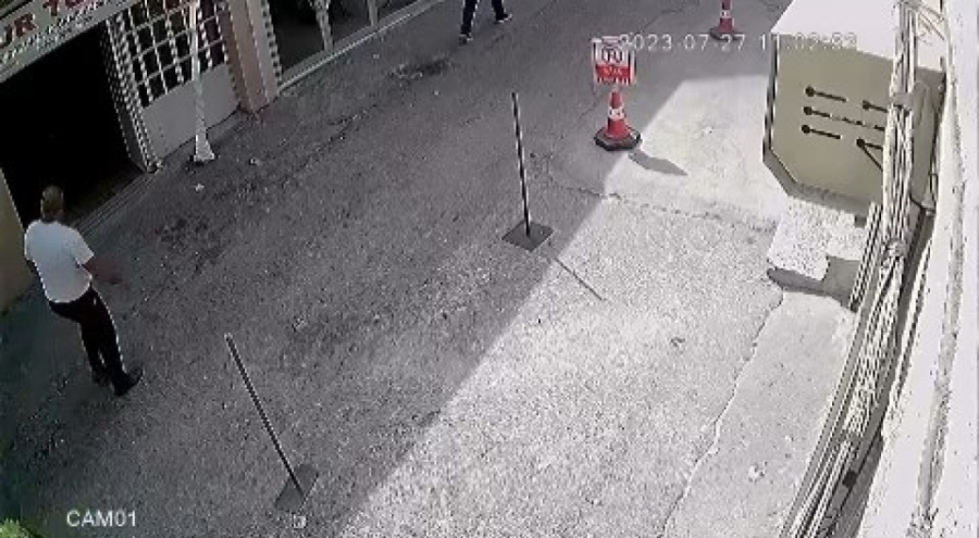 Bursa'da iş yeri sahibi hırsızlık şüphelisini yerden yere vurdu