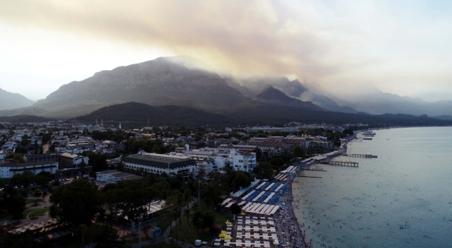 Orman yangınında paniğe kapılan tatilcilerin yakınlarına görüntülü ikna