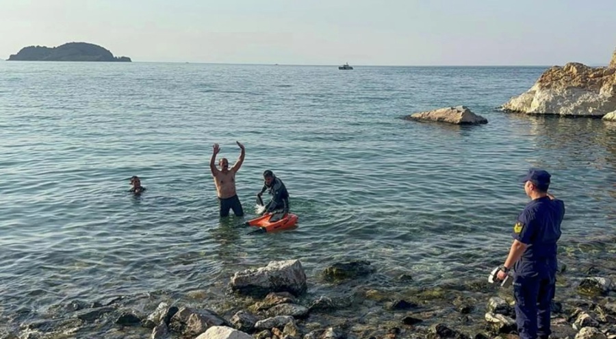 Van Gölü'nde mahsur kalan adam uzaktan kumandalı araçla kurtarıldı