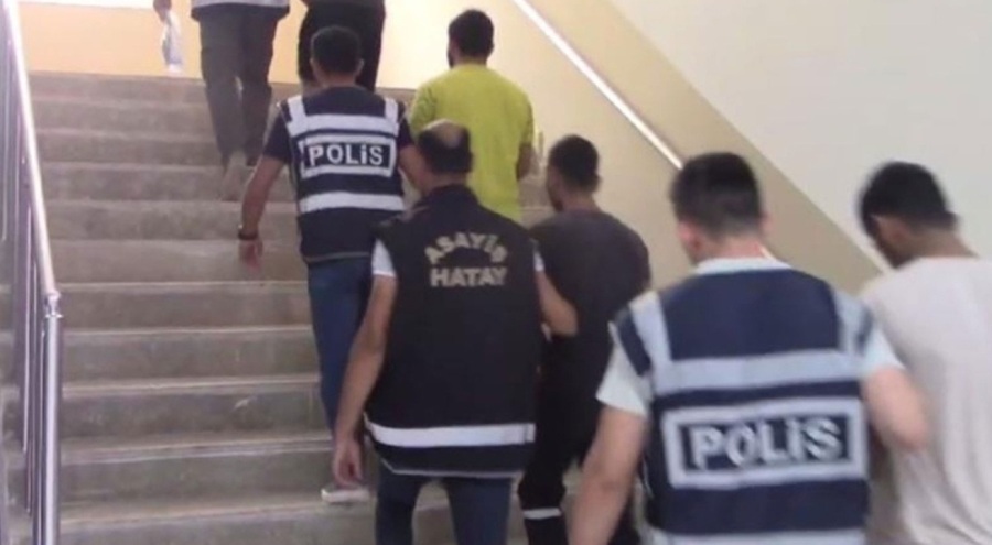 Deprem bölgesinde hırsızlık yapan şüpheliler yakalandı