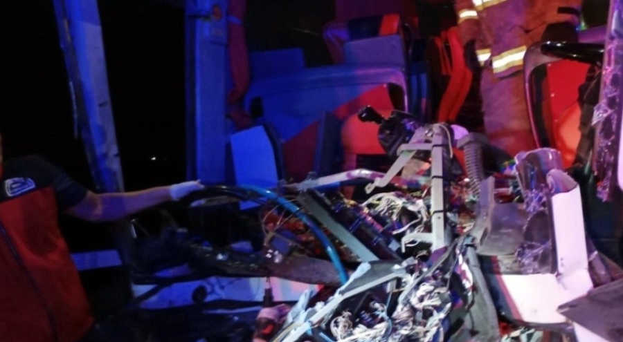 Yolcu otobüsü beton mikserine çarptı: Çok sayıda yaralı var