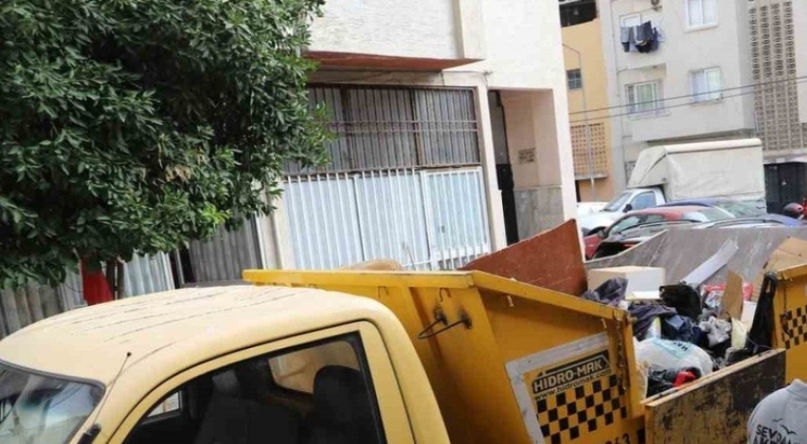 Kötü kokular geldiği ihbarıyla gidilen evden 10 ton çöp çıktı