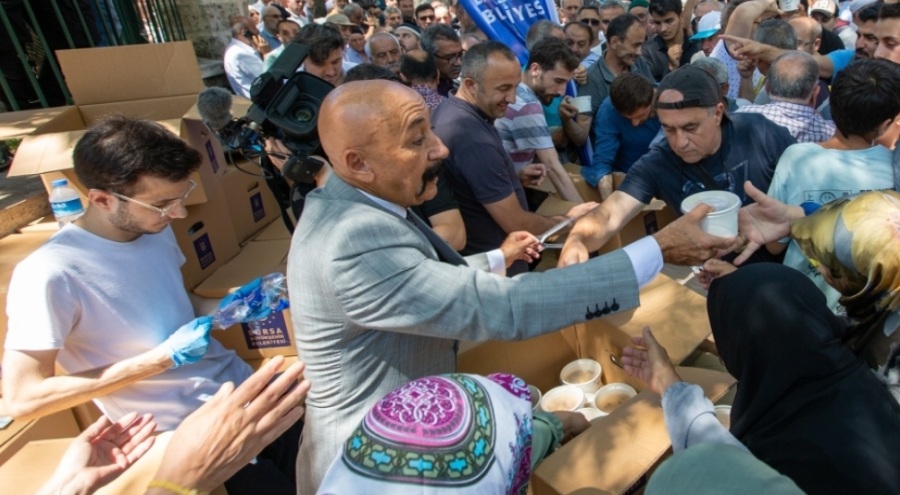 Bursa'da aşure dağıtıldı