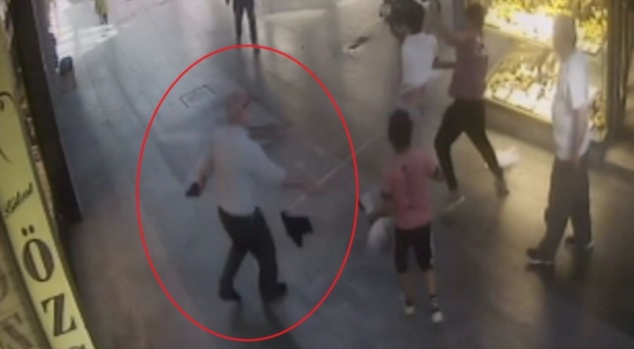 Bursa'da kuyumcu, kavga eden iki gence paspas sopasıyla müdahale etti