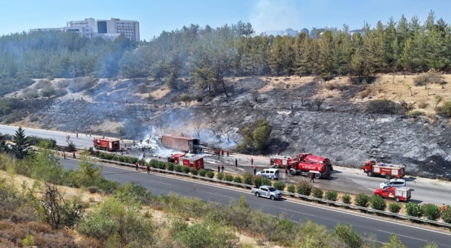 Tüp yüklü kamyon tıra girdi, orman alev aldı