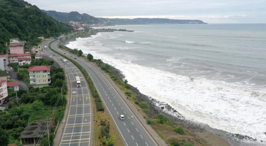 Trabzon'da dalgaların boyu 3 metreyi geçti!