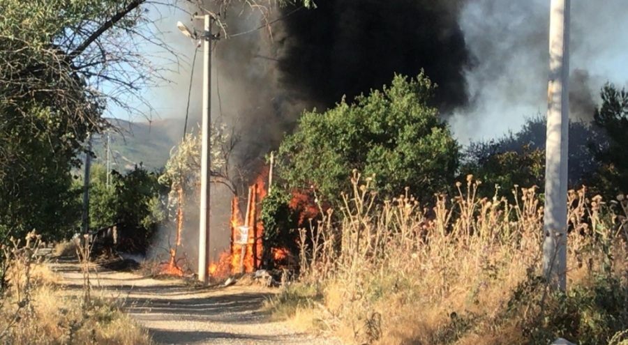 Denizli'de bir ev ve ağaçlık alan kül oldu