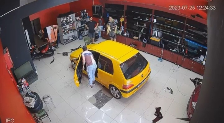 Bursa'da tamircideki otomobil ortalığı birbirine kattı
