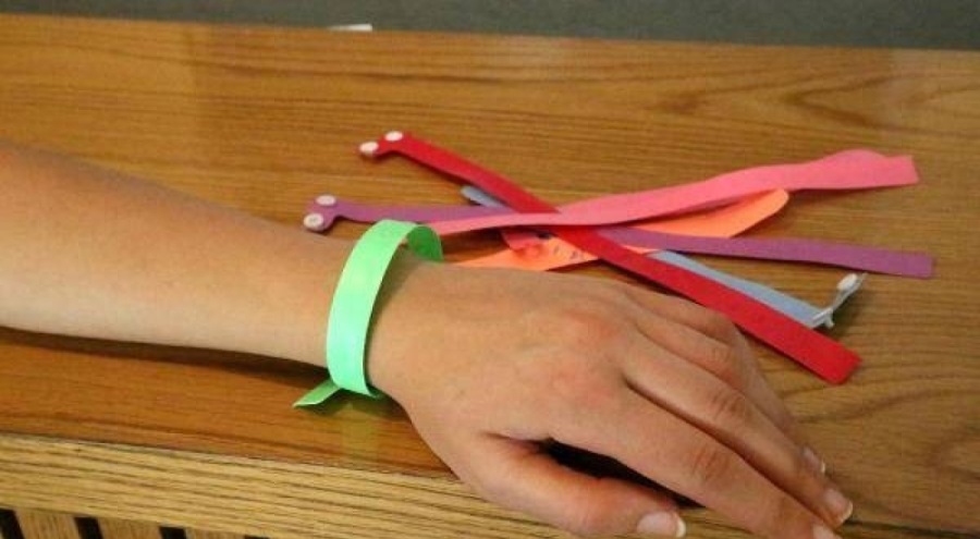 Turistlerin bileklik oyunu! Evde kalıp, otellerde hiçbir para ödemeden yiyip içiyorlar