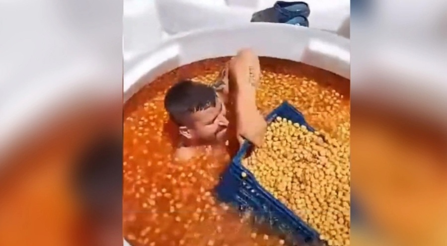 Mide bulandıran görüntüler! Çıplak halde zeytin tankının içine girip böyle sepetledi