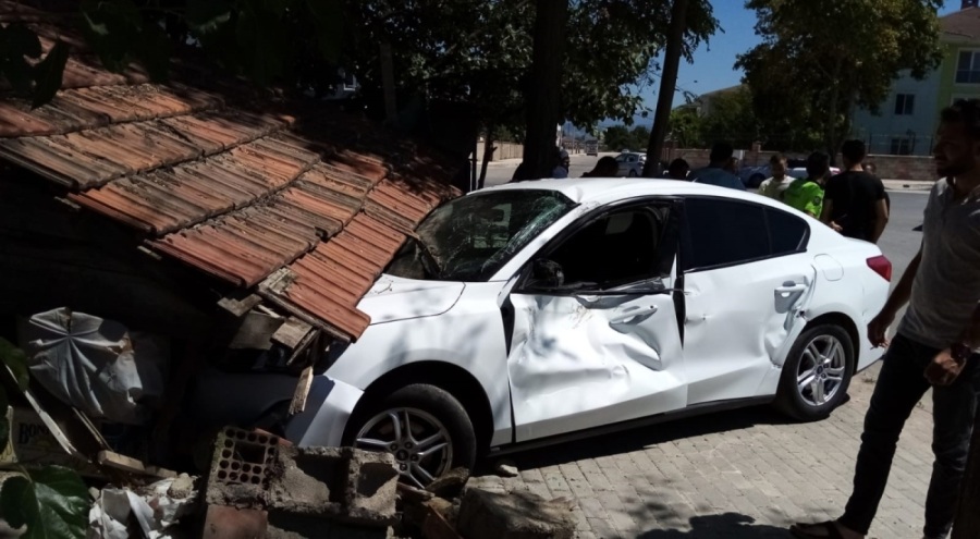 Bursa'da kamyonla çarpışan otomobil evin bahçesine daldı!