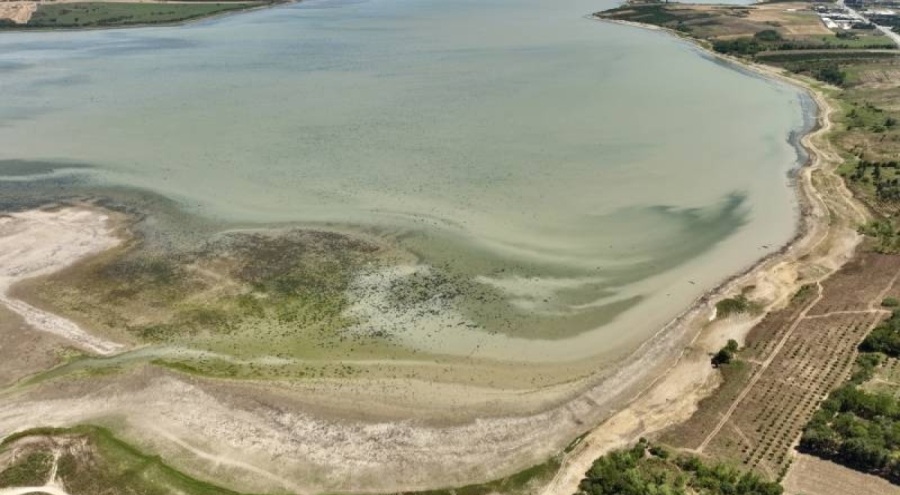 Büyükçekmece Gölü kurumaya yüz tuttu