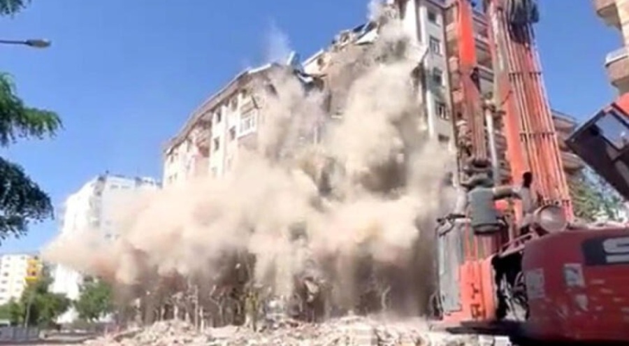 Ağır hasarlı 8 katlı bina yıkım sırasında çöktü