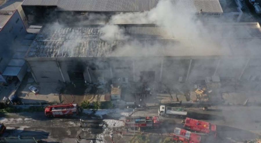 Geri dönüşüm fabrikasında çıkan yangın söndürüldü