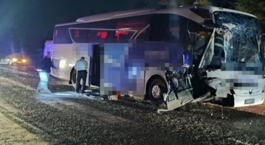 Yolcu otobüsü traktöre çarptı, çok sayıda yaralı var