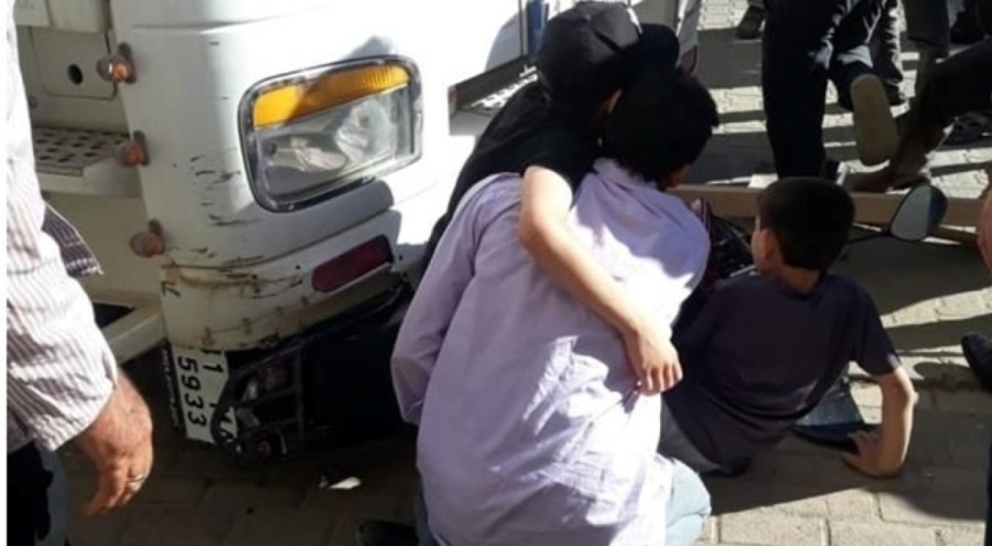 Geri manevra yapan hafriyat kamyonu vatandaşları ezdi