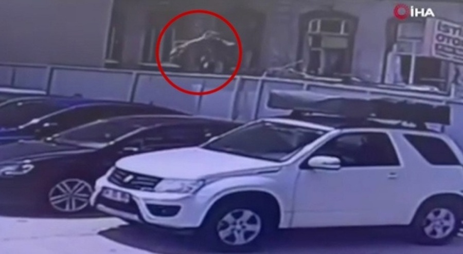 21 yaşındaki genç Fransız Taksim'de 3. kattan düştü