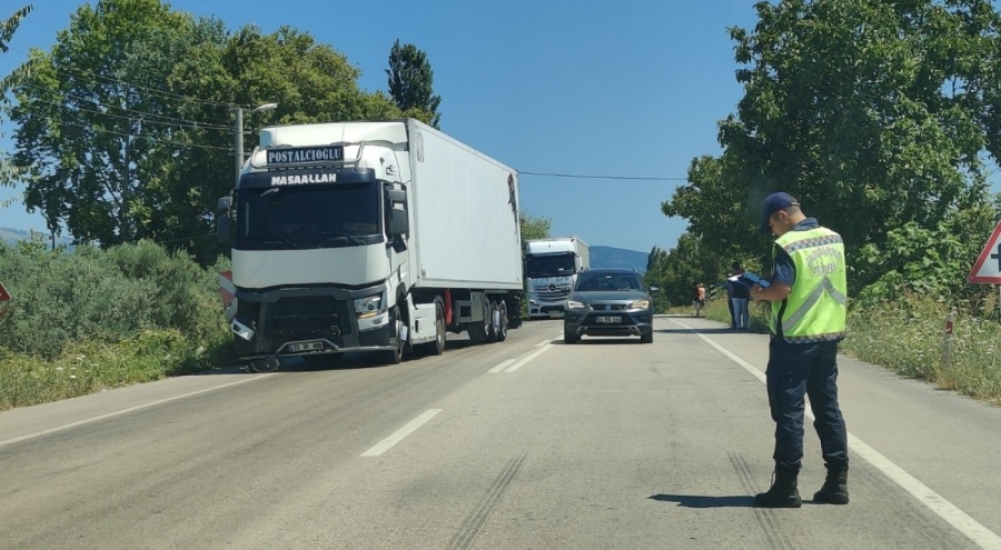 Bursa'da Orhangazi-İznik Karayolu'nda tırla motosiklet birbirine girdi! 2 yaralı