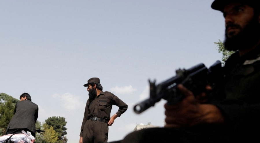 Taliban'ın ahlak polisi müzik aletlerini yaktı