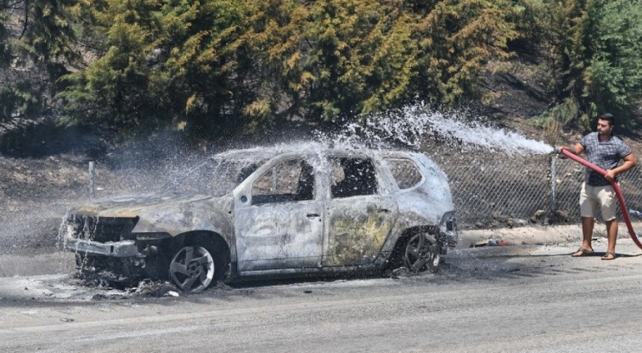 İzmir'de otoyolda yanan otomobilin alevleri ormana sıçradı