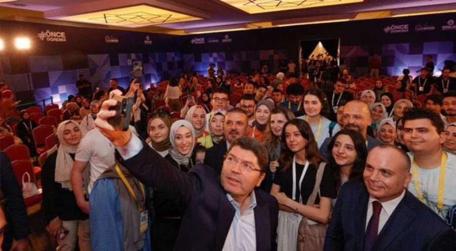 Bakan Tunç, Ankara'da öğrencilerle buluştu