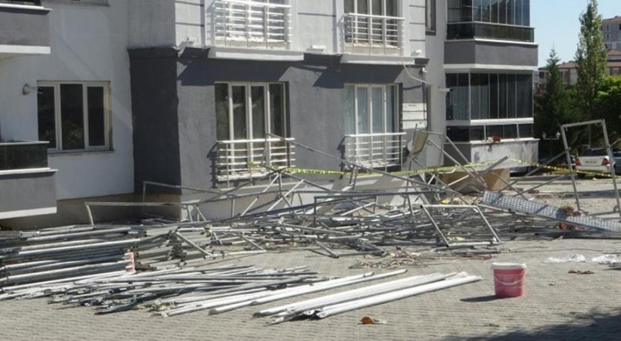 Malatya'da inşaat iskelesi çöktü, işçiler ağır yaralandı