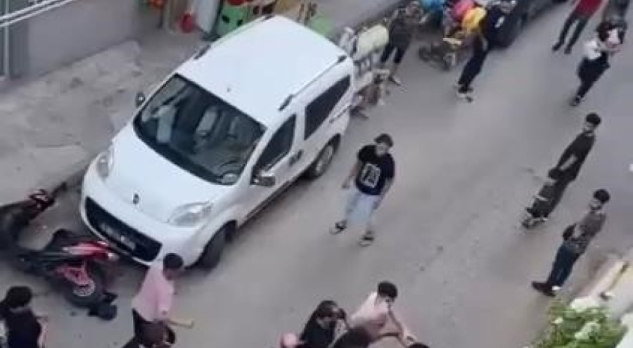 Bursa'da yan baktın kavgasında yumruklar havada uçuştu!