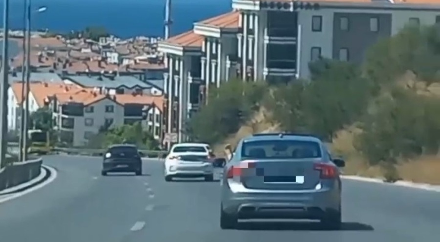 Bursa'da trafik magandasından kazaya davetiye: Ayağını camdan dışarı çıkardı