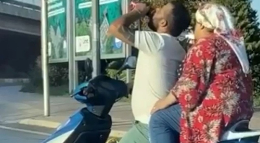 Trafikte durup alkol aldı!