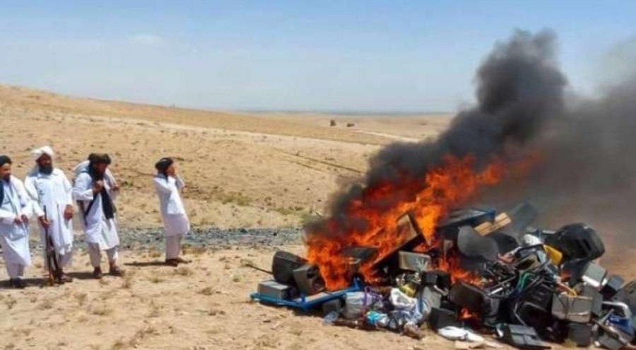 Taliban müzik aletlerini yaktı