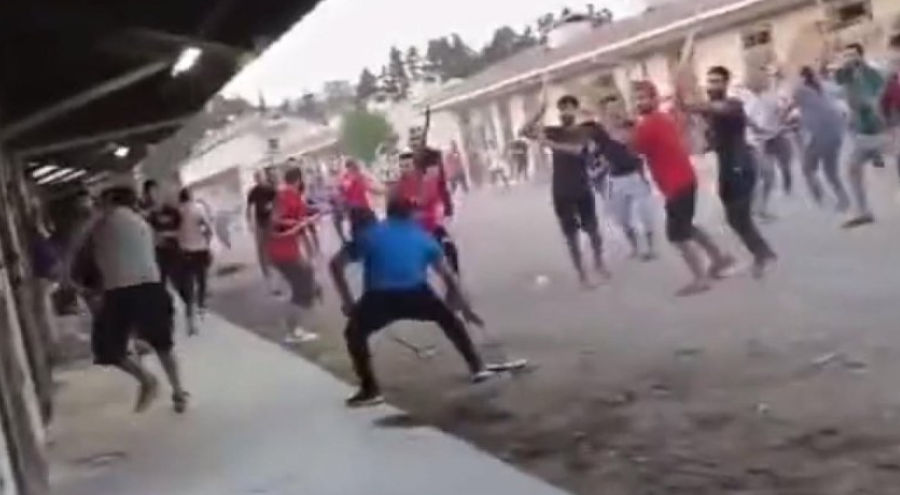 Hipodromda tekme, yumruk ve kürekli kavga; yaralılar var