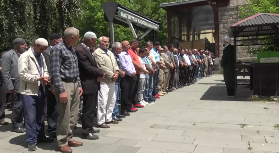 Yolcu otobüsü kazasında ölen 2 kişi toprağa verildi