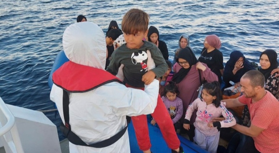 Türk karasularına itilen 41 kaçak göçmen kurtarıldı